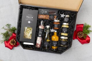 Říká se, že dobré jídlo spojuje lidi – a tenhle balíček je toho důkazem. Stylový černý kufřík s firemním logem ukrývá to...